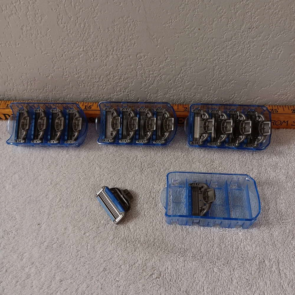 14..Blue Razor Blade Refills